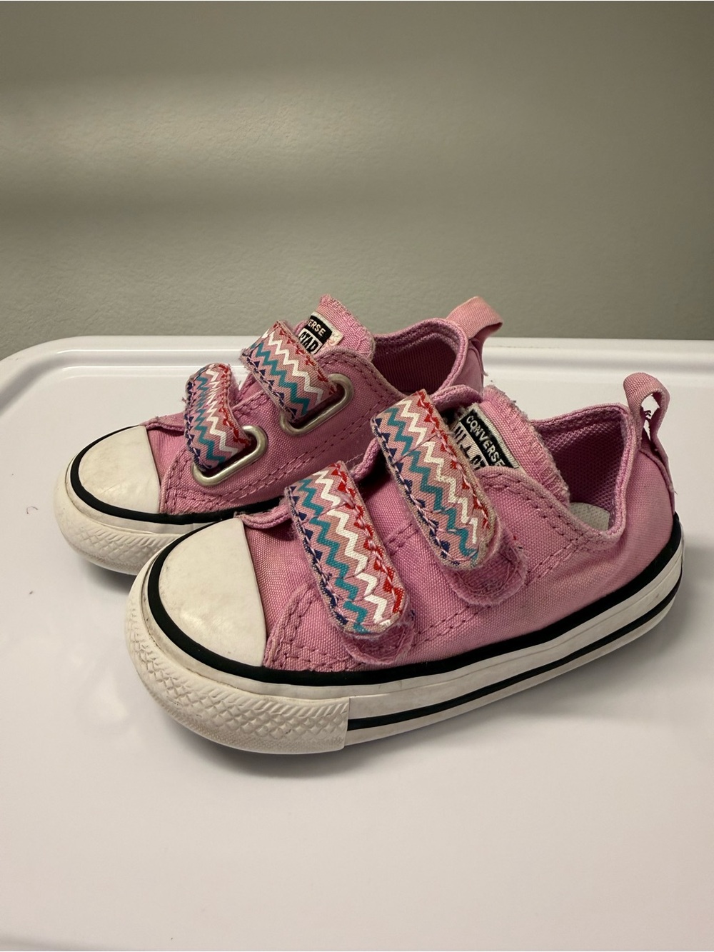Converse Kids Pink Low-Top Sneakers with Multicolor Zigzag Straps